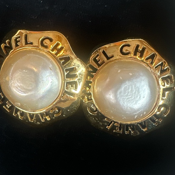 CHANEL Jewelry - ❤️sold❤️2509 CHANEL PEARL button earring